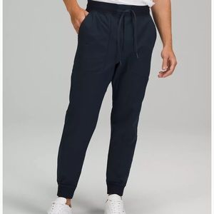 Lululemon ABC Joggers (men) in colour navy.